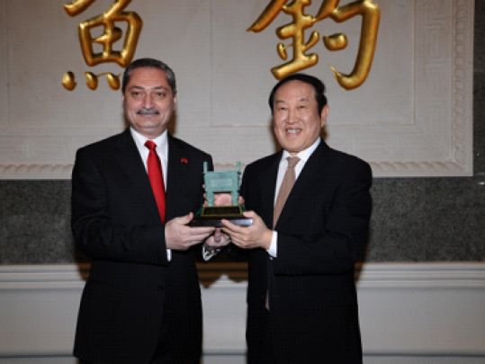 蒋树声副委员长和萨尔基相大使互赠建交纪念礼品