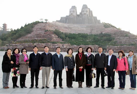 调研团参观黄河大堤留影