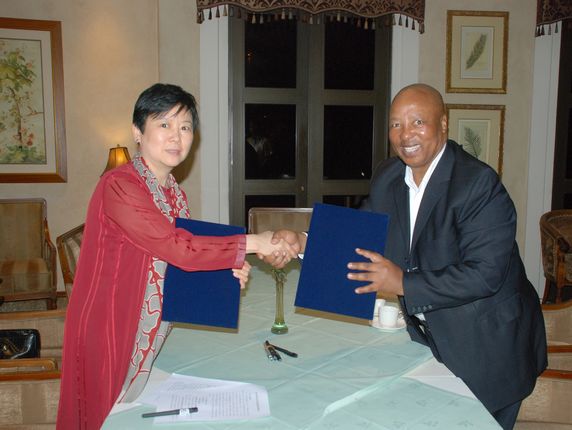 李小林会长与南中人民友协会长迪皮科预签备忘录